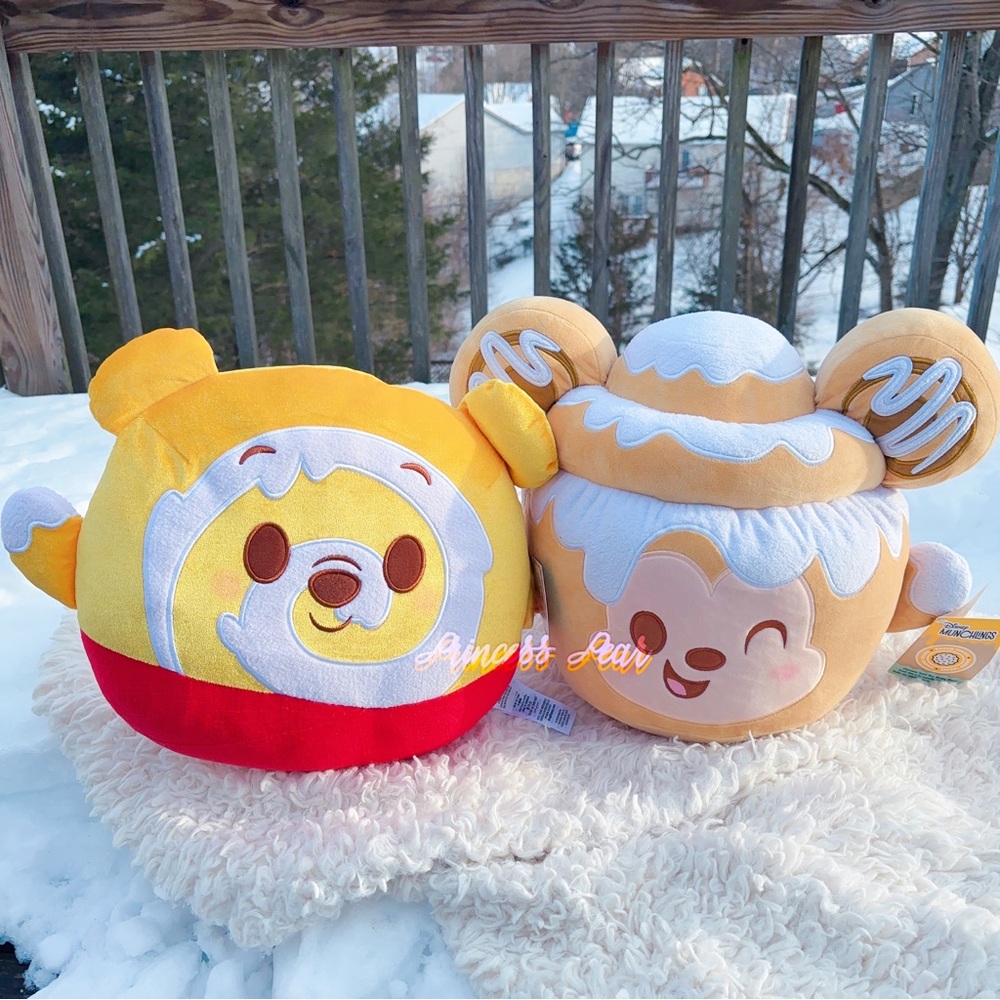 Disney Munchlings Honey Cake Winnie the Pooh Scented Medium Plush & Mickey